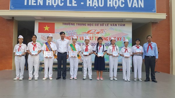 Phát thưởng các lớp đạt hạng nhất tuần 25 - trao giải cho chỉ huy đội giỏi năm học  2016 - 2017